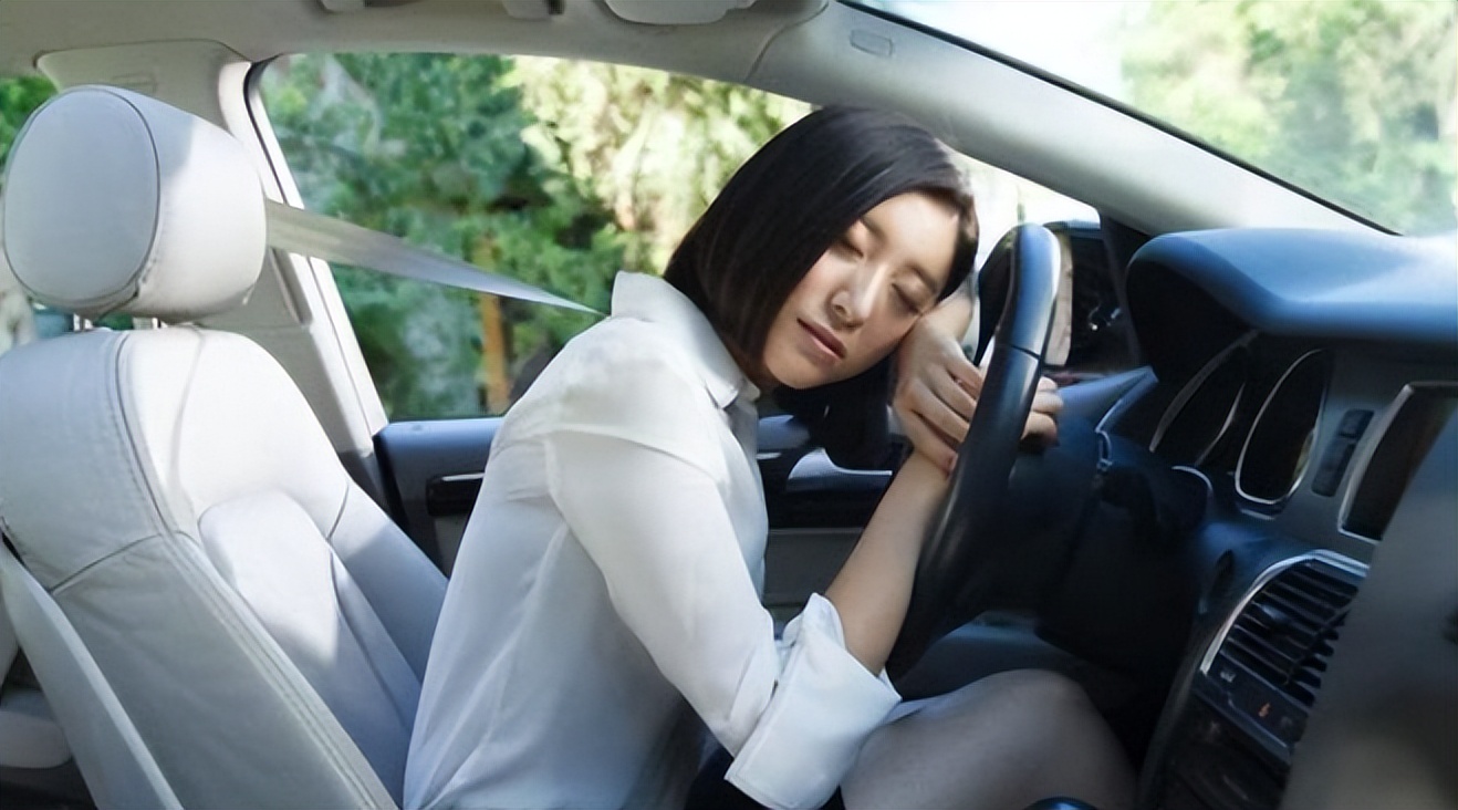 停車閉窗吹空調(diào)，容易出現(xiàn)一氧化碳中毒